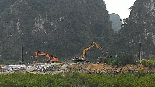 Chuyện[-]lạ[-]ở[-]Quảng[-]Ninh:[-]Ngang[-]nhiên[-]xây[-]biệt[-]thự[-]sát[-]bên[-]vịnh[-]Hạ[-]Long?
